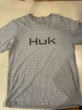 Huk Short-Sleeve Logo Tee in Heather Gray